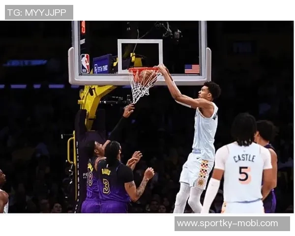 文班亚马上半场表现亮眼9投4中贡献10分5篮板1盖帽