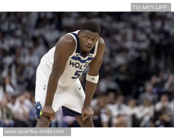 爱德华兹巧妙借掩护接球三分投篮成功实现反超局面 爱德华兹巧妙借掩护接球三分投篮成功实现反超局面